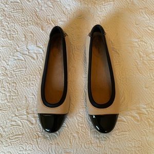 Clarks Black and Tan Flats - Size: 9